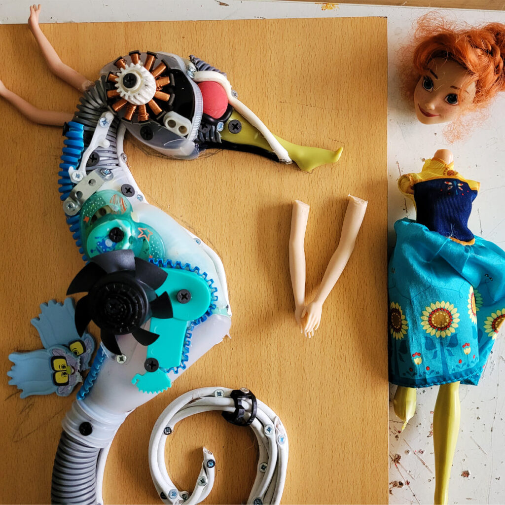 Avant son esthétique steampunk, l'hippocampe d'Adrien était juste un assemblage de déchets... ©Vortex Récupart