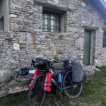 Pauline se déplace de ferme en ferme sur son vélo, équipé pour parcourir des centaines de kilomètres ©Pauline Plaçais
