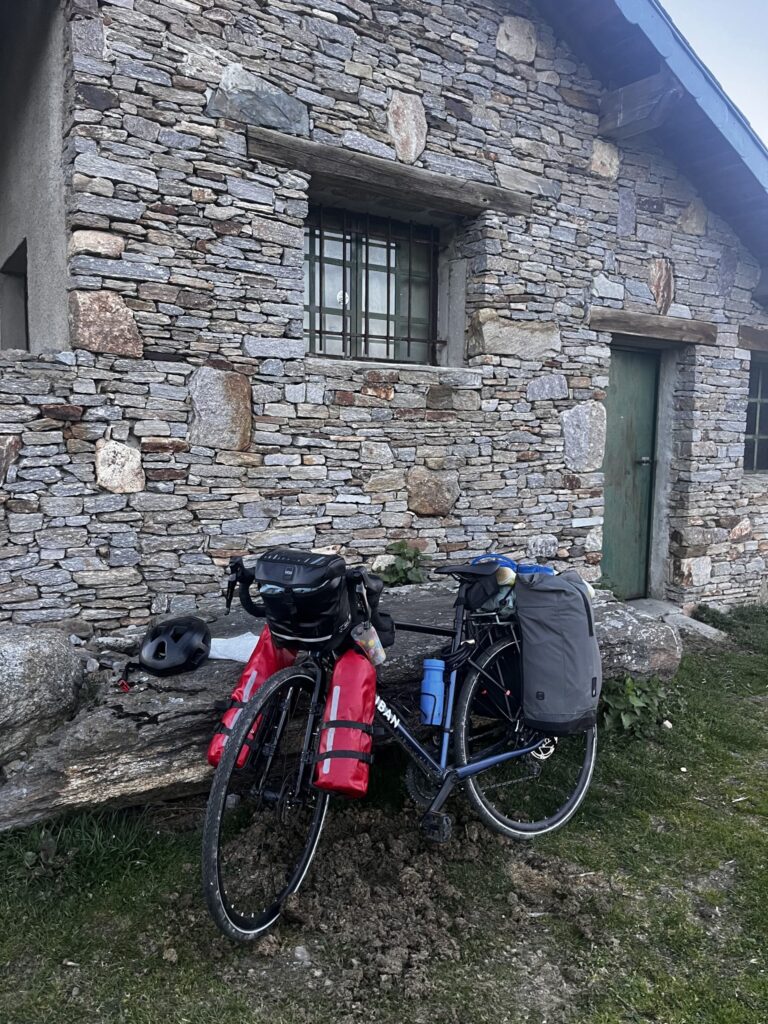 Pauline se déplace de ferme en ferme sur son vélo, équipé pour parcourir des centaines de kilomètres ©Pauline Plaçais