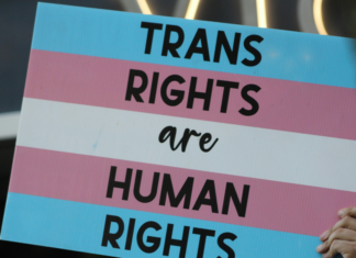 Transphobie, Bolivie et fraude : les 10 actus de la semaine