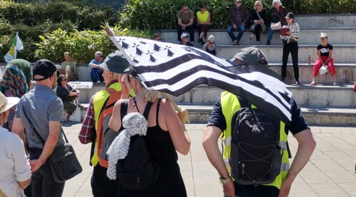 Bretagne : des centaines de personnes se mobilisent contre l’offensive minière En Bretagne, des centaines de personnes se mobilisent contre l’offensive minière