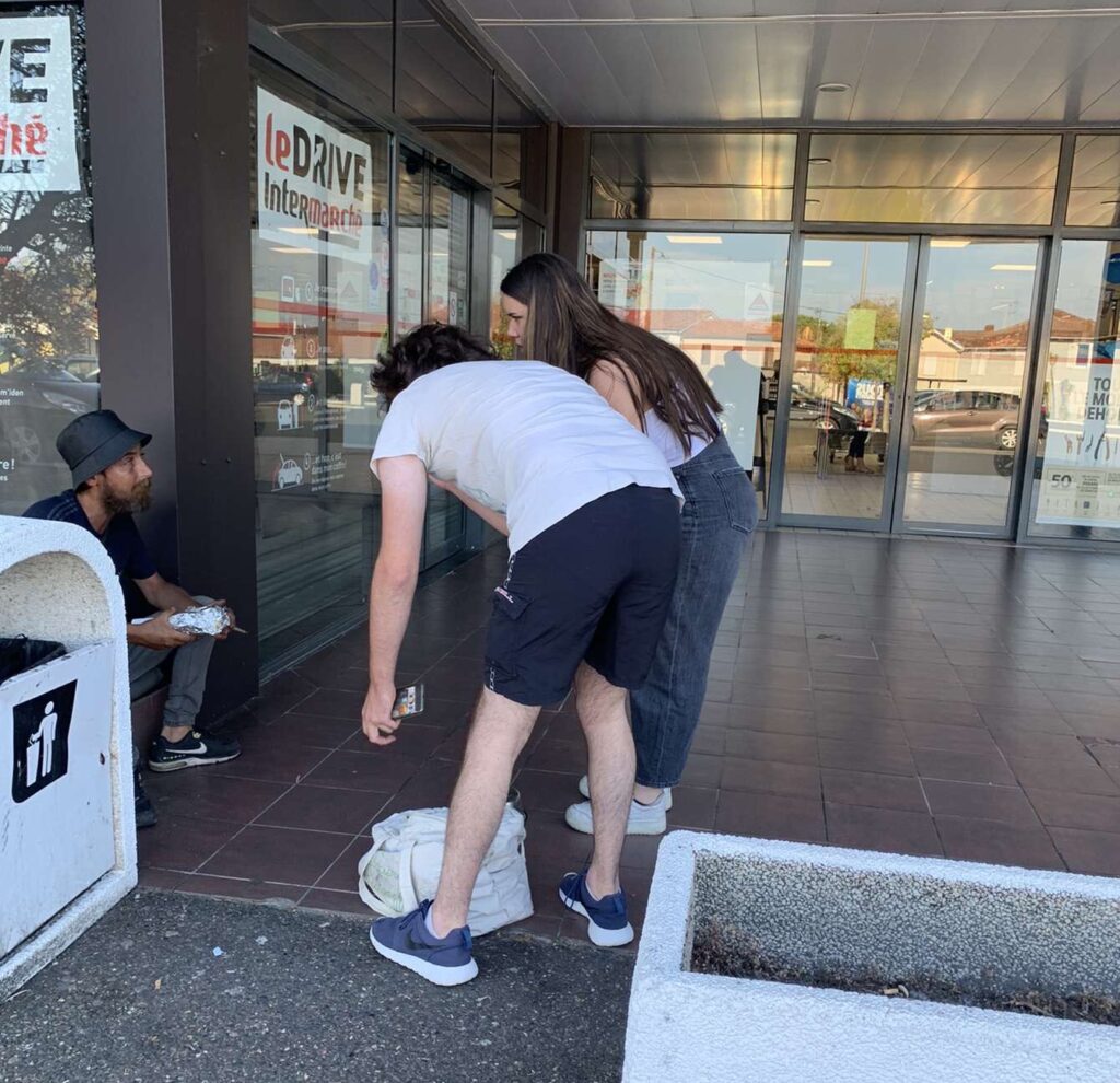 Les bénévoles distribuent des repas tous les week-ends ©Territoire Solidaire