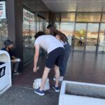 Les bénévoles distribuent des repas tous les week-ends ©Territoire Solidaire