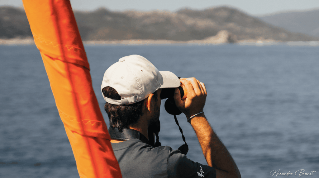 L'association mène une mission scientifique d'observation à bord de son catamaran ©Maxandre Brunet