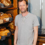 Le boulanger et maître-artisan Julien Poilâne dans sa boutique Ô Le Pain, à Lyon.