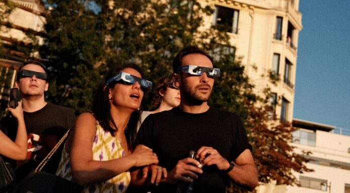 Éclipse, cinquième canicule, pompiers en grève : les 10 infos de la semaine