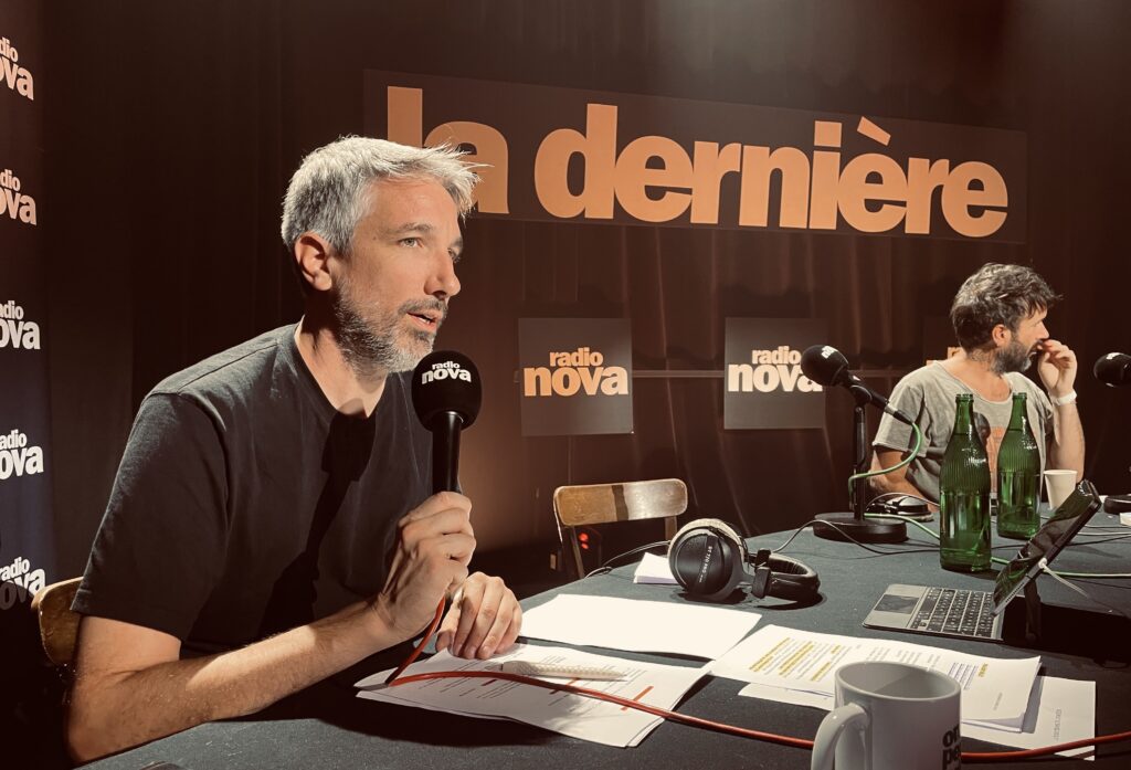 Guillaume qui parle dans un micro éteint et fait semblant pour la photo #illusion ©Mr Mondialisation