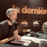 Guillaume qui parle dans un micro éteint pour faire semblant pour la photo ©Mr Mondialisation
