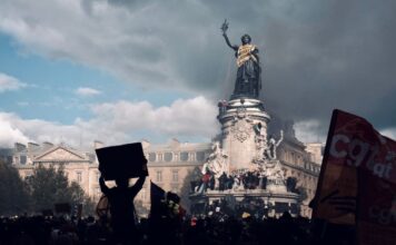 17 octobre : « Au chaos orchestré par l’État policier, le peuple répond par la solidarité » 17 octobre : « au chaos orchestré par l’État policier, j'ai vu le peuple répondre par la solidarité »