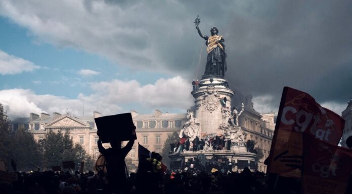 17 octobre : « Au chaos orchestré par l’État policier, le peuple répond par la solidarité » 17 octobre : « au chaos orchestré par l’État policier, j'ai vu le peuple répondre par la solidarité »